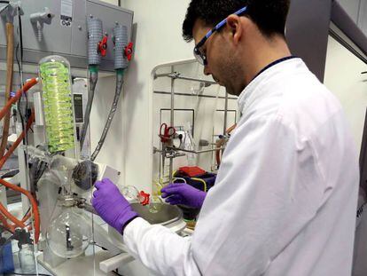 A lab technician working at PharmaMar.