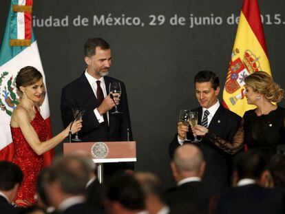 KIng Felipe and Queen Letizia toast with President Enrique Peña Nieto and his wife Angélica Rivera.