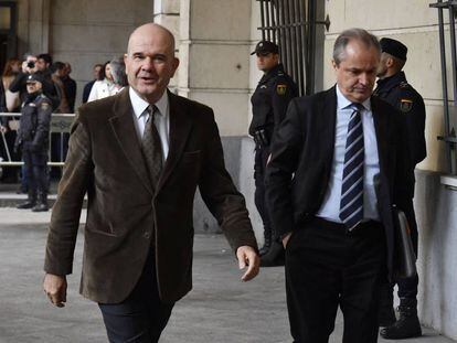 Manuel Chaves (l) arriving in court on Tuesday.