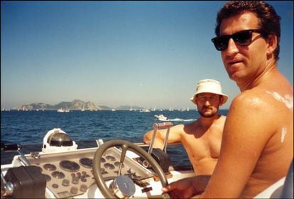 Alberto N&uacute;&ntilde;ez Feij&oacute;o with Marcial Dorado on board a boat owned by the latter off the coast of Vigo in 1995. 