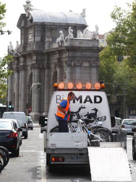 A BiciMad worker replaces a damaged bicycle.