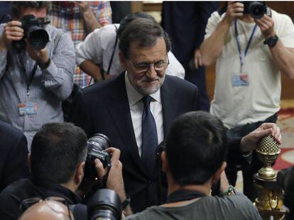 Acting Spanish PM Mariano Rajoy walks out of Congress after losing the vote.