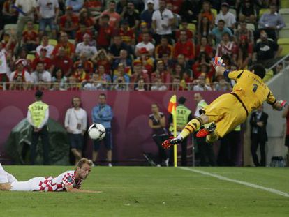 Casillas makes a reaction save from Ivan Rakitic.