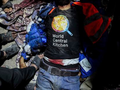 The body of a World Central Kitchen aid worker at Al Aqsa hospital in Deir al Balah in Gaza, this Monday.