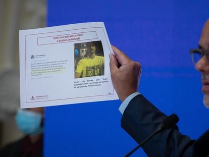 The president of the National Assembly, Jorge Rodríguez, exhibiting alleged proof of the links between Carlos Luis Revete, aka 
 'El Koki', and the Venezuelan opposition.