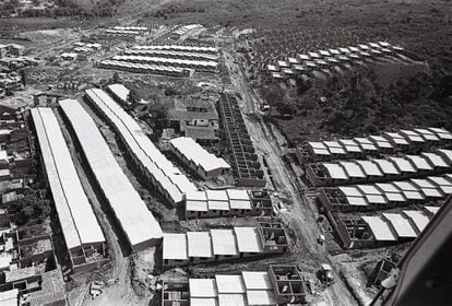 An aerial photo of the Sin Tugurios neighborhood of Medellín under construction in 1983.