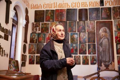 The nun Liubov Alekseyevna shows EL PAÍS icons from the Lesnaya Dacha shrine in Severodonetsk.