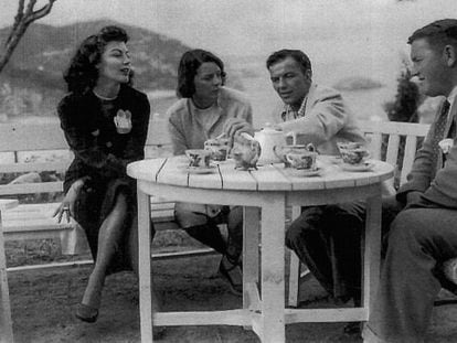Ava Gardner (left) with the wife of Frank Grant, MGM's representative in Spain, Frank Sinatra and Grant during the shooting of 'Pandora' in Catalonia.