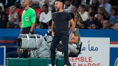 Nice's head coach Francesco Farioli gives instructions during the French League One soccer match between Paris Saint Germain and Nice at Parc des Princes stadium in Paris, Friday, Sept. 15, 2023.
