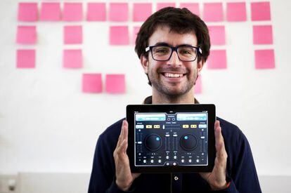 Nacho S&aacute;nchez holds up a tablet computer running his company&#039;s app Deej.