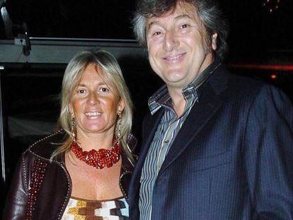 Italian fashion house CEO Vittorio Missoni (r) poses with his wife Maurizia Castiglioni (l) in Milan, Italy, in 2005.
