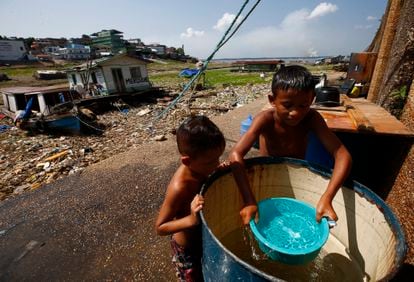 Children bathe before going to school, in Manaus, capital of the Brazilian state of Amazonas. More than 110,000 people have been affected by the drought, according to authorities, as dead fish affect access to food and contaminate the main source of water.