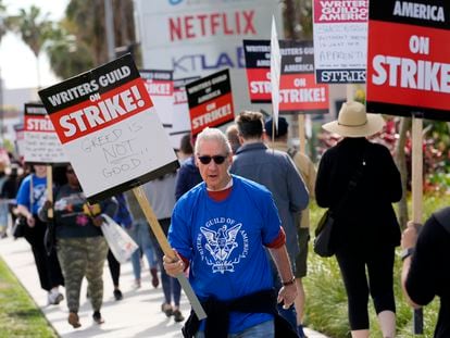 Screenwriter Frederic Rappaport picketing outside the Netflix offices in Los Angeles.