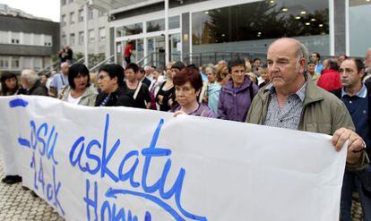 Supporters of ETA prisoner Iosu Uribetxebarria protest outside the Hospital Donostia on Wednesday.