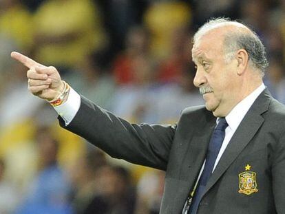 Vicente del Bosque signals an instruction during the final against Italy.