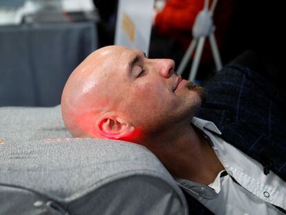 A user tests a pillow that automatically modifies the position of the head to prevent snoring and that was presented at the Las Vegas technology fair two years ago.