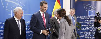 Iglesias (with ponytail) hands over ‘Game of Thrones’ to King Felipe.