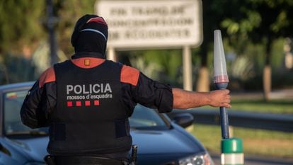 A Catalan police officer checking cars in Lleida on Monday.