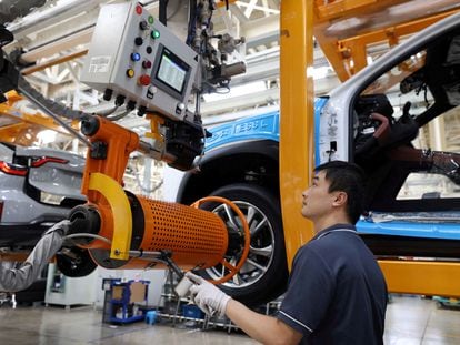 An employee works on the production line of Nio electric vehicles at a JAC-NIO manufacturing plant in Hefei, Anhui province, China August 28, 2022.