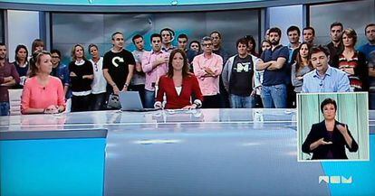 RTVV staff showed support for the news team during a Canal 9 broadcast after the Valencia premier had announced the network&#039;s closure. 