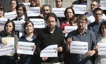Podemos deputies outside Congress protesting the Barcelona arrests.