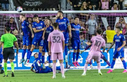 Messi scores a free kick against the Mexican team Cruz Azul, on July 21, 2023.