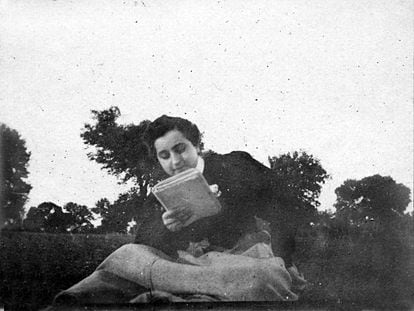 A young Maria Goyri reading a book, circa 1897.