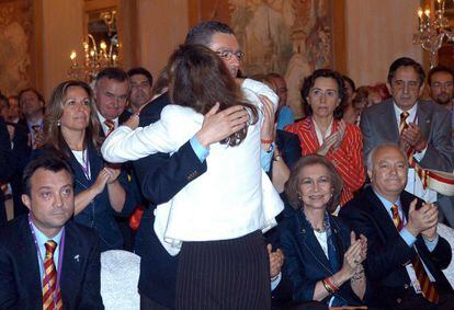 Mayor Gallardón (c) is comforted in front of the Spain bid team after Madrid lost out to London in 2005.
