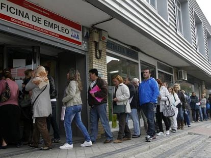 People lining up outside an unemployment office in Vallecas (Madrid).