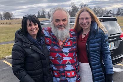 This photo provided by David Moran shows Jeff Titus, center, who was released from a prison in Coldwater, Mich., Friday, Feb. 24, 2023, after nearly 21 years.