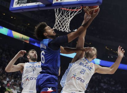Cameron Johnson (C) of the USA in action against Ioannis Papapetrou (R) of Greece during the FIBA Basketball World Cup 2023 group stage match between USA and Greece in Manila, Philippines, 28 August 2023.