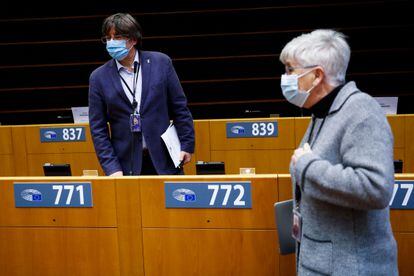 European deputies Carles Puigdemont and Clara Ponsatí in the European Parliament on Monday.