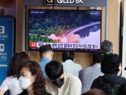 People in Seoul watch information about a North Korean missile launch.