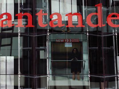 Exterior del edificio acristalado de la sede del Banco Santander en Londres