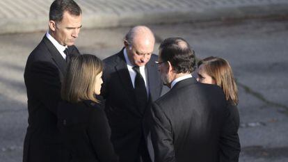 Prime Minister Mariano Rajoy, his wife Elvira and Interior Minister Jorge Fern&aacute;ndez D&iacute;az speak with King Felipe and Queen Letizia before the funeral of the two Spanish Police officers killed in last week&#039;s attack in Kabul.