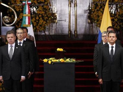 Colombia&#039;s President Juan Manuel Santos (l) and his Mexican counterpart Enrique Pe&ntilde;a Nieto (r) stand next to the urn containing the ashes of late Colombian Nobel laureate Gabriel Garcia Marquez in Mexico City. 