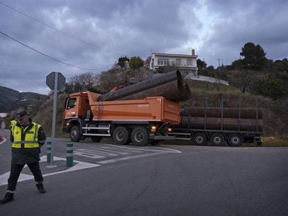 A truck with pipes that will be used to reach the well arrives in Totalán.