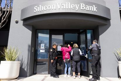 Security guards let individuals enter the Silicon Valley Bank's headquarters in Santa Clara, California, on March 13, 2023.
