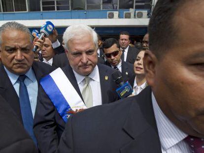 Panamanian President Ricardo Martinelli (center).