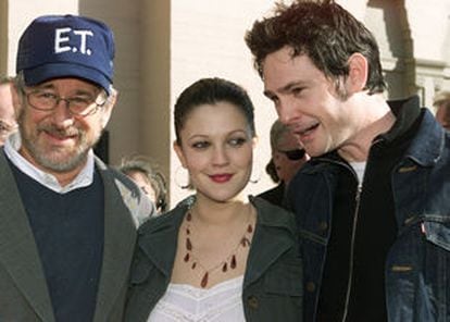 Director Steven Spielberg with Drew Barrymore and Henry Thomas, two of the stars of 'E.T.'.