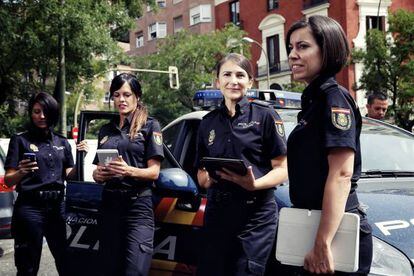 Carolina González, second from right, with some of the members of the team that handle the National Police's online presence.