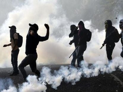 Video: Tensions between authorities and students grow in Guerrero.