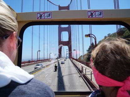 View from the tourist bus as it passes through the Golden Gate Bridge, in San Francisco.