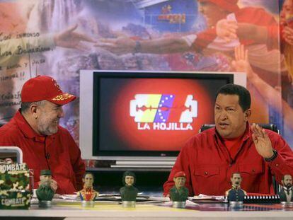 The late President Ch&aacute;vez speaks to Mario Silva on TV show La Hojilla in 2007 about his constitutional reform plans.
