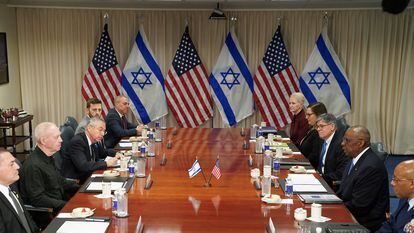 U.S. Secretary of Defense Lloyd Austin (right) meets with his Israeli counterpart, Yoav Gallant, this Tuesday at the Pentagon.