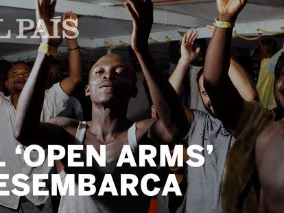 Celebrations as the ‘Open Arms’ docks at Lampedusa (Spanish text).