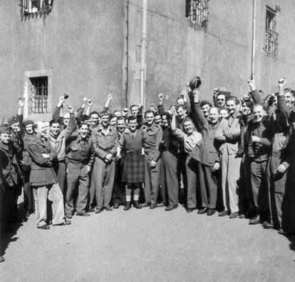 A group of British prisoners at Colditz Castle cheer their liberators, circa 1945.