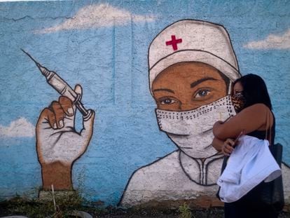 A woman lines up to get vaccinated in Río de Janeiro on July 31, 2021.