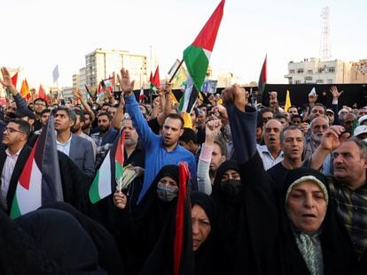 Protesters chant slogans during an anti-Israel protest in Tehran, Iran, October 18, 2023.