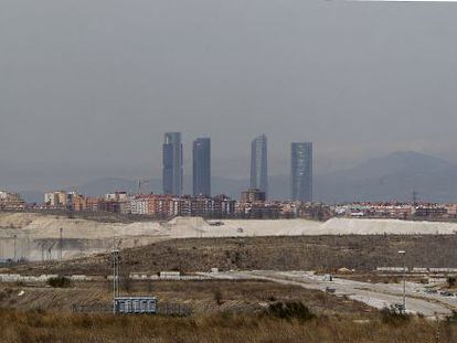 A view of the pollution over the Madrid skyline, which obscures the surrounding mountains.